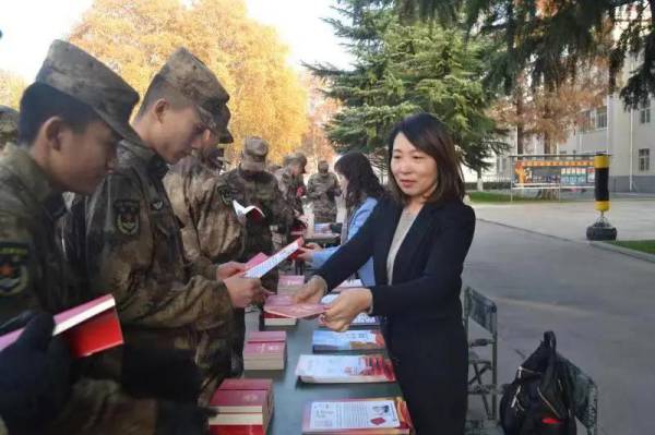 市司法局积极开展送法进军营运动