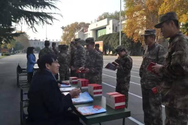 市司法局积极开展送法进军营运动