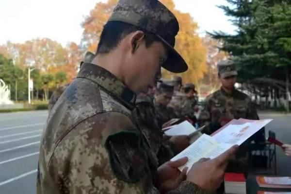 市司法局积极开展送法进军营运动