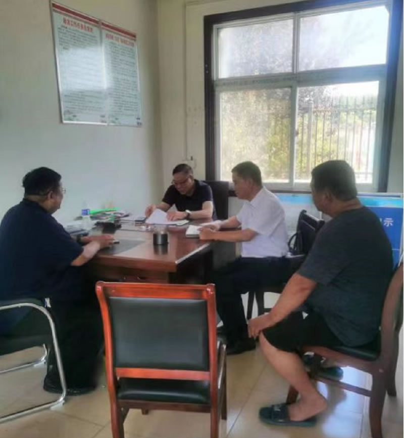 洛阳法律研究会会员刘华作为村居法律顾问为社区村民提供法律顾问服务