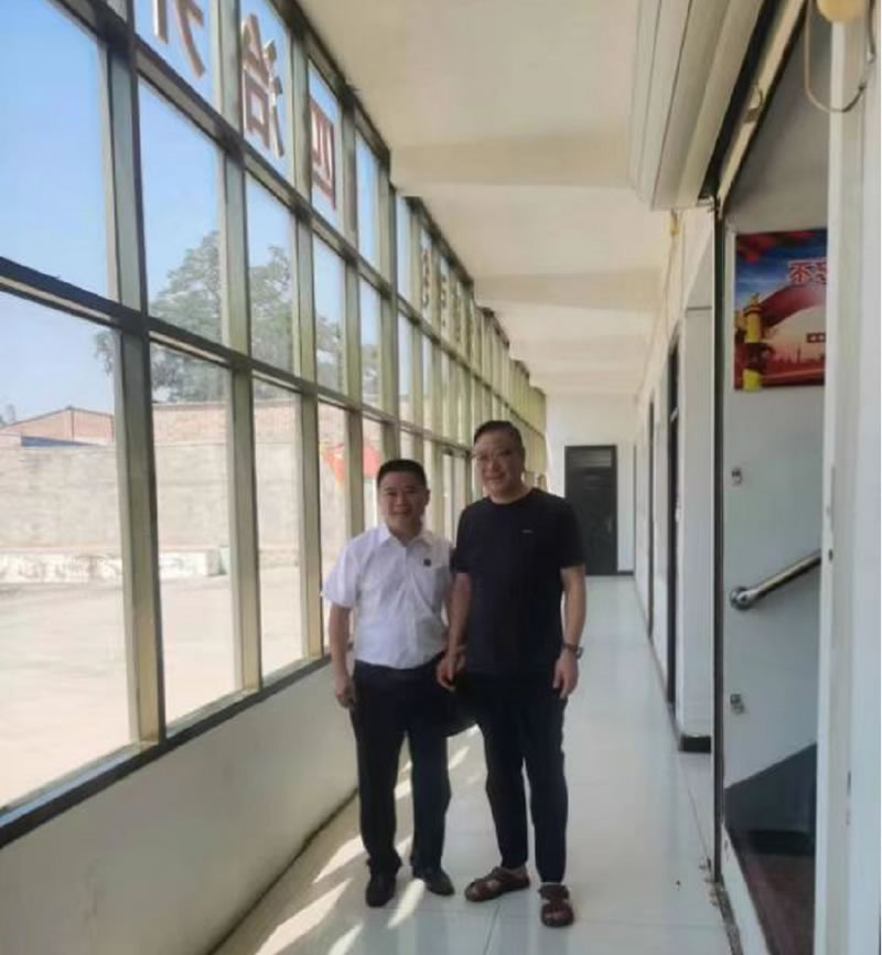 洛阳法律研究会会员刘华作为村居法律顾问为社区村民提供法律顾问服务