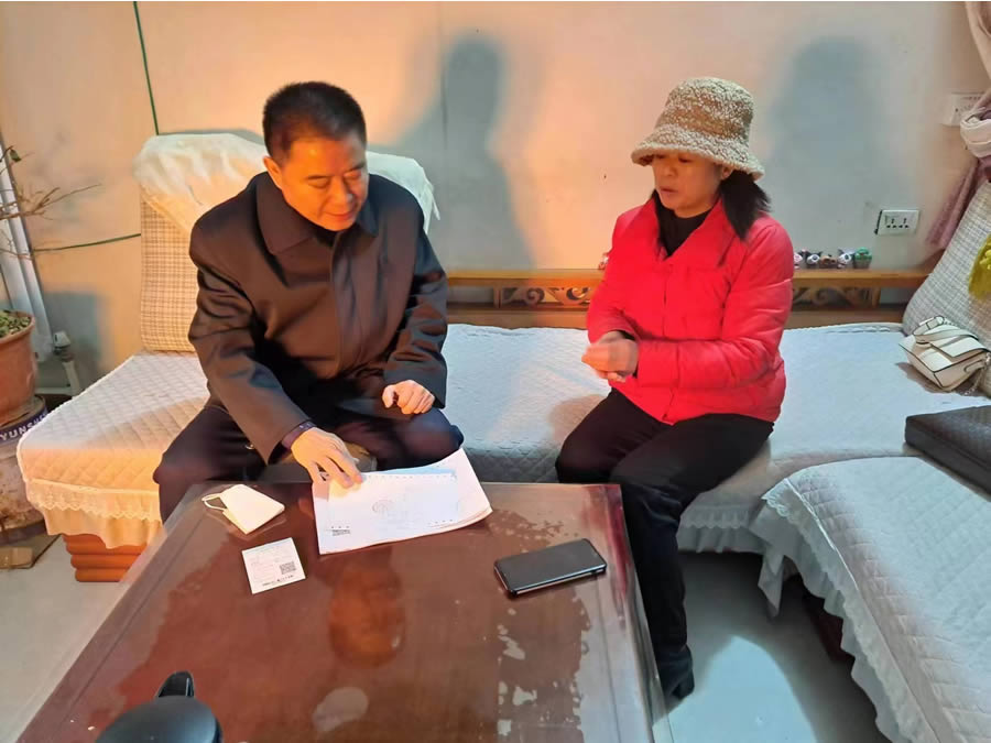 洛阳法律研究会会员刘华到盘龙社区为市民提供法律服务