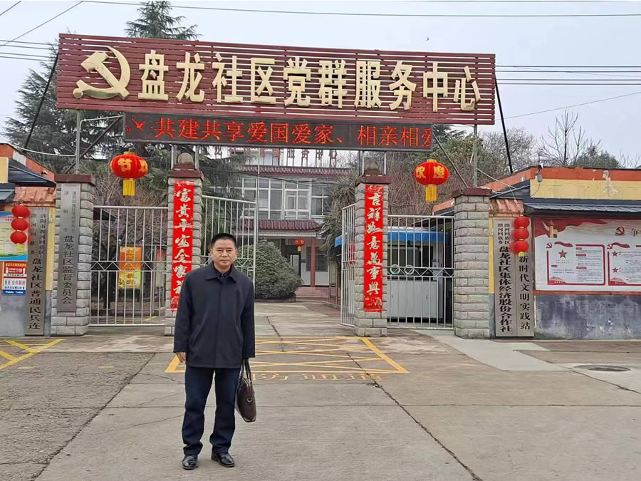 洛阳法律研究会会员刘华到盘龙社区为市民提供法律服务