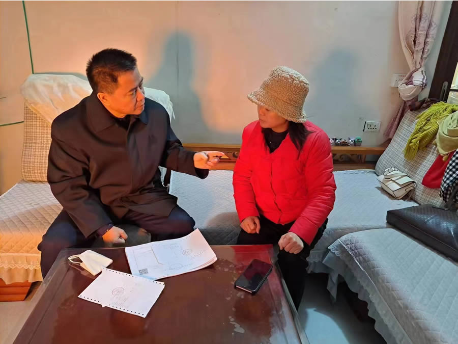 洛阳法律研究会会员刘华到盘龙社区为市民提供法律服务