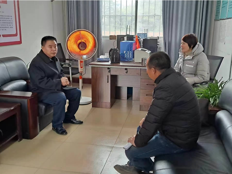 洛阳法律研究会会员刘华到盘龙社区为市民提供法律服务