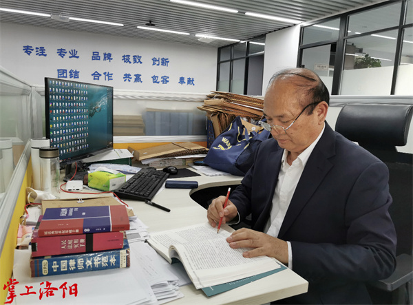 洛阳这位69岁高龄律师，将公益提供法律咨询100天